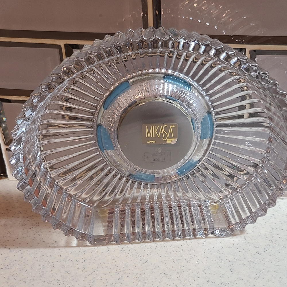 Mikasa Crystal Table Clock with Black and Silver Details - Picture 5 of 7